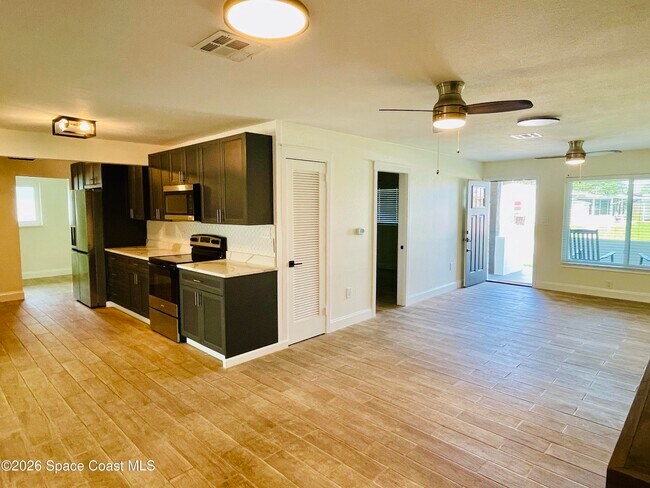 Building Photo - 508 Comanche Ave