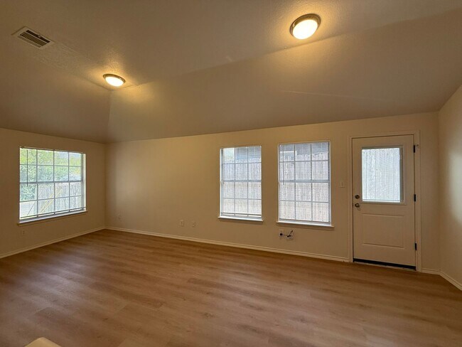 Building Photo - Tohara Properties1 (1209 Armadillo Rd)