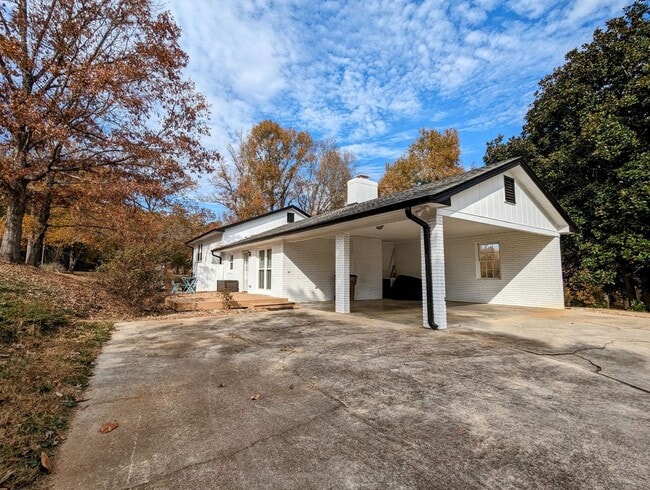 Building Photo - DUPLEX-Upstairs Unit | 3 Bedroom 2 Bathroo...