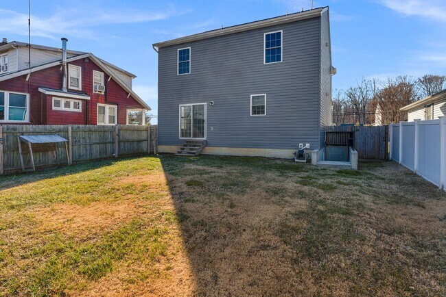 Building Photo - Beautiful 4br 2.5ba with huge basement and garage in Edgemere