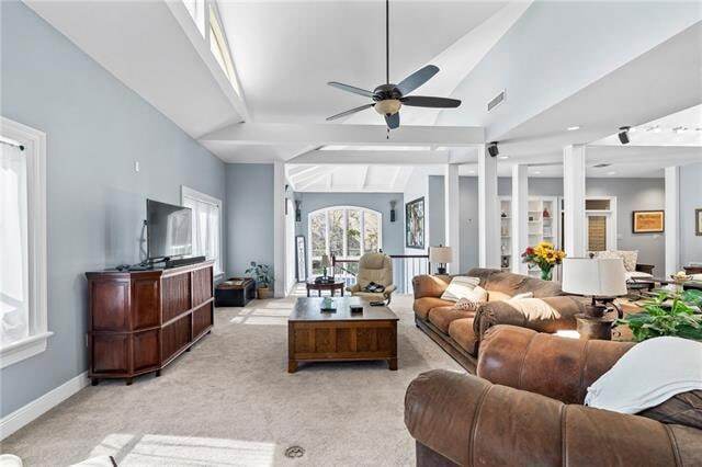 Building Photo - 632 Village Ln S