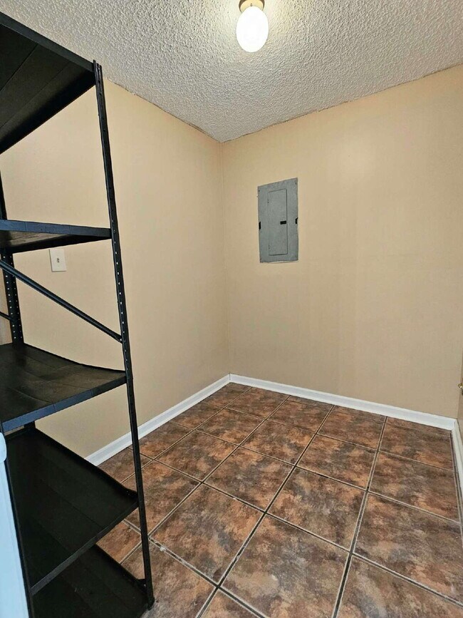 Building Photo - 4BR/2BA Single Family Home in Quiet Neighborhood