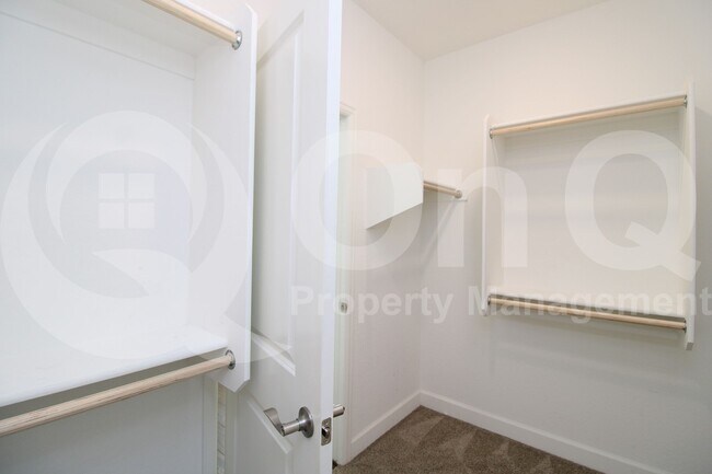 Building Photo - 624 E Vail Ln