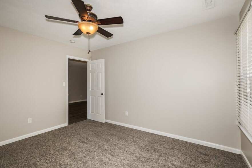 Building Photo - 6667 W Longview Dr