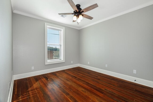 Building Photo - 405 24th St