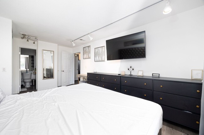 Building Photo - Beautifully Updated 2 Bedroom Condo with O...