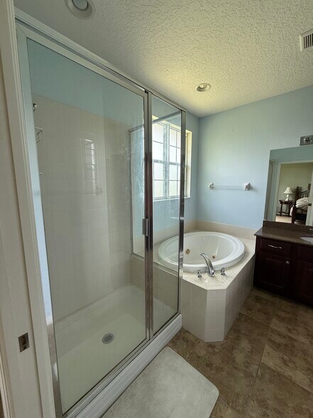 Building Photo - 8208 Villa Grande Ct