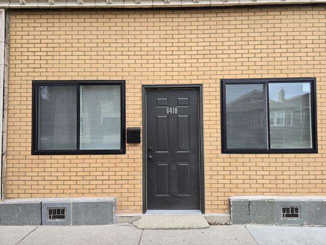 Primary Photo - 6406 N Mozart St