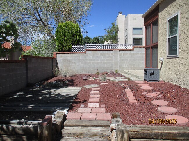 Building Photo - 10409 Camino Del Oso NE