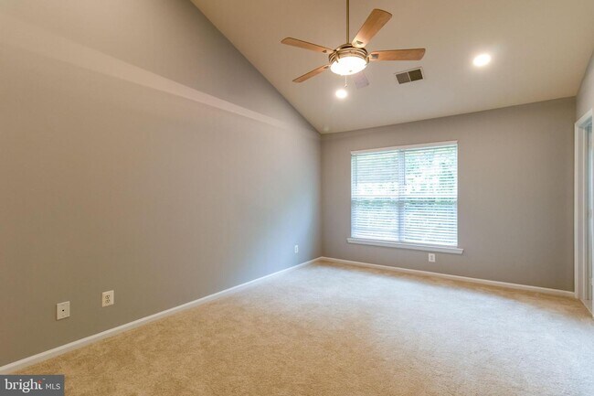 Building Photo - 43147 Huntsman Square