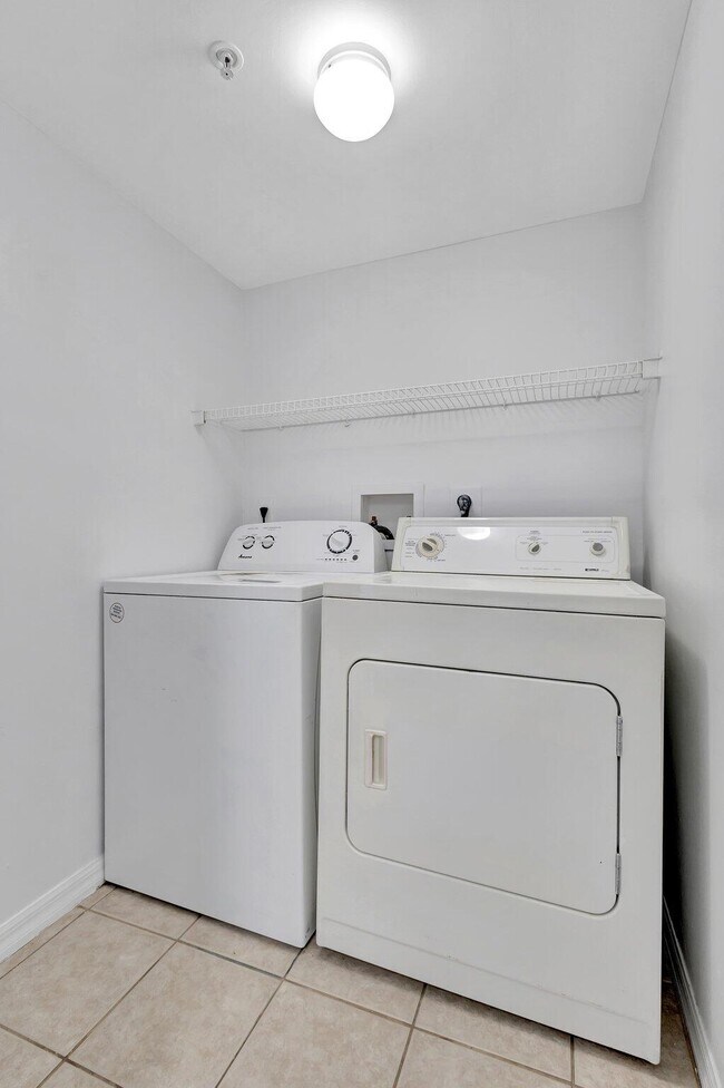 Building Photo - 400 Crestwood Ct N