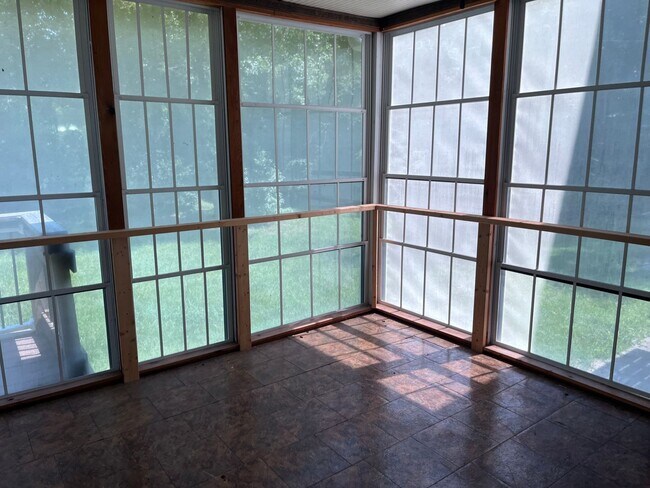 Building Photo - 220 Edgewood Dr