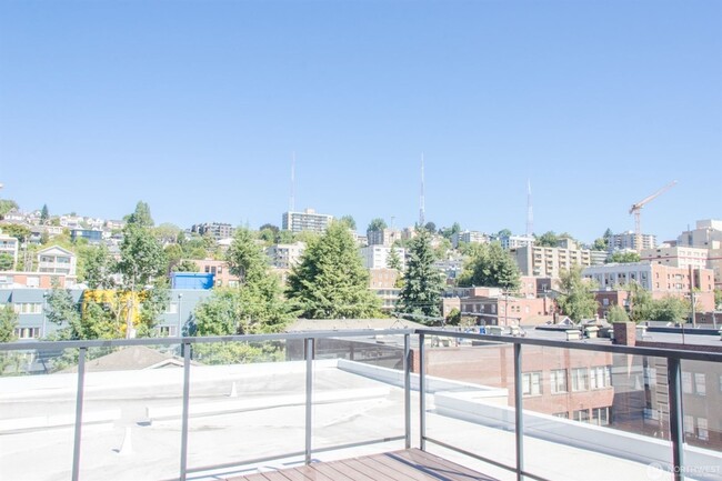 Building Photo - 2Bd/2Ba Seattle Condo