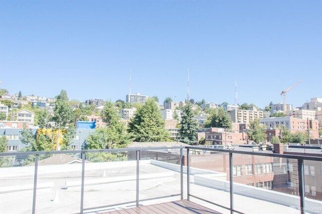 Building Photo - 626 4th Ave W