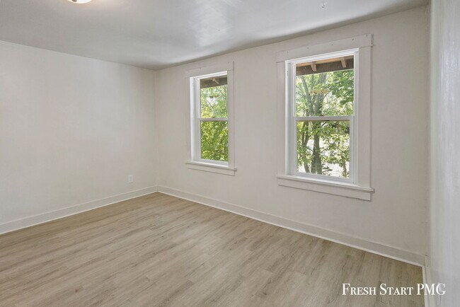 Building Photo - Inviting 1-Bedroom Unit with Natural Light...