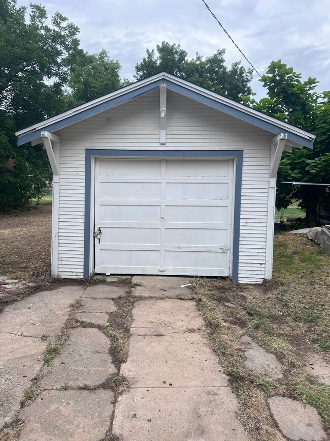 Building Photo - 442 E Lincoln Ave