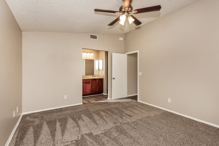 Building Photo - 5701 Longleaf Dr