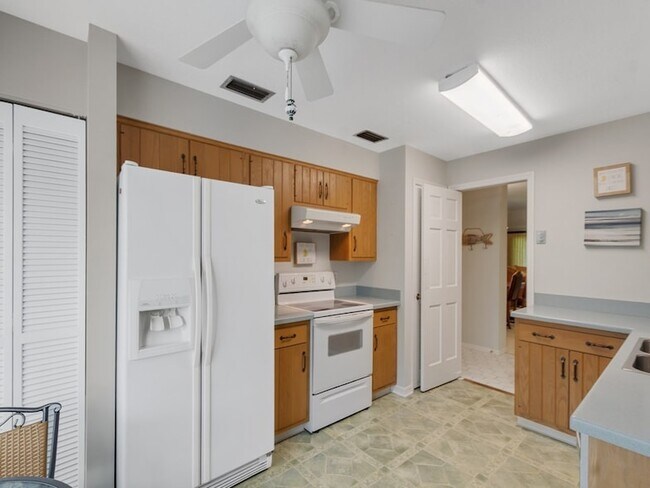 Building Photo - 101 Park Shores Cir