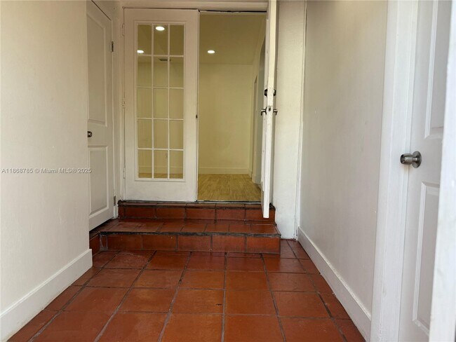 Building Photo - 4340 SW 15th St
