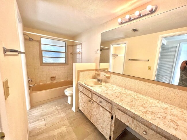 Building Photo - Updated 3BD/2BTH Home on Corner Lot