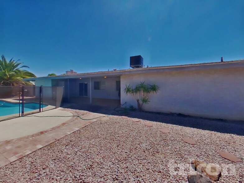 Building Photo - 1550 E Kramer St