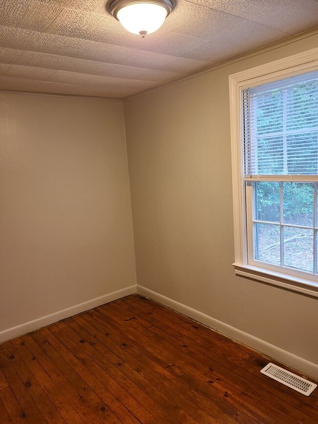 Building Photo - Move in Ready 3 bedroom/one bathroom $1000...