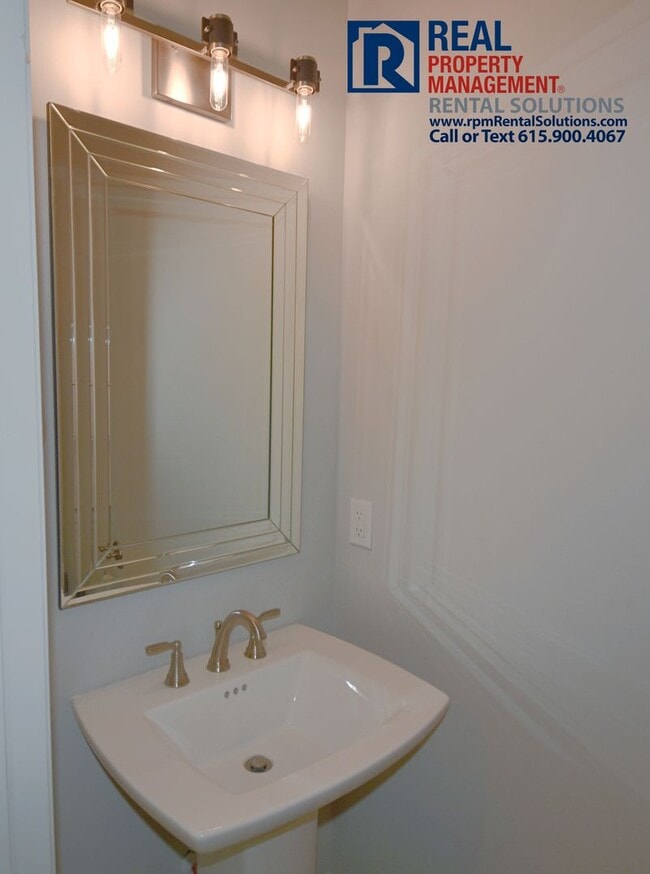 Building Photo - 555 Gresham Ln