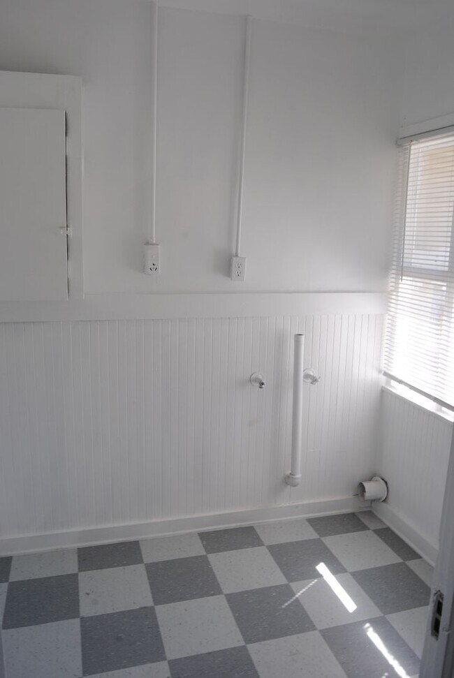 Building Photo - 2403 Sunset Ave