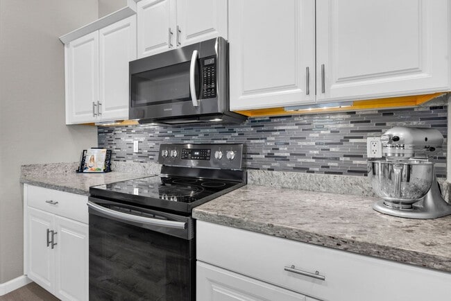 Building Photo - Stylish Home with Loft, Den, Great Room & ...
