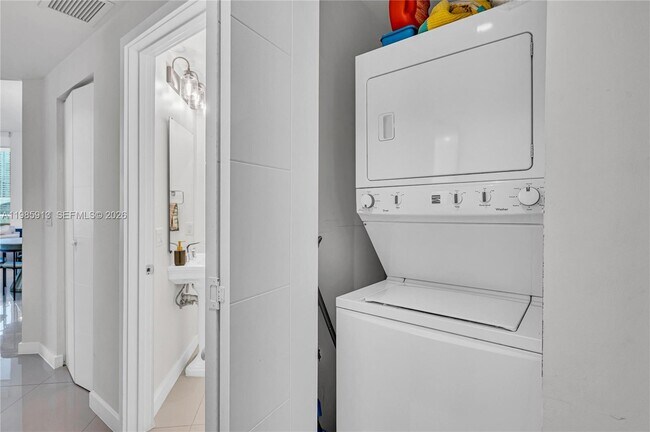 Building Photo - 1010 SW 2nd Ave