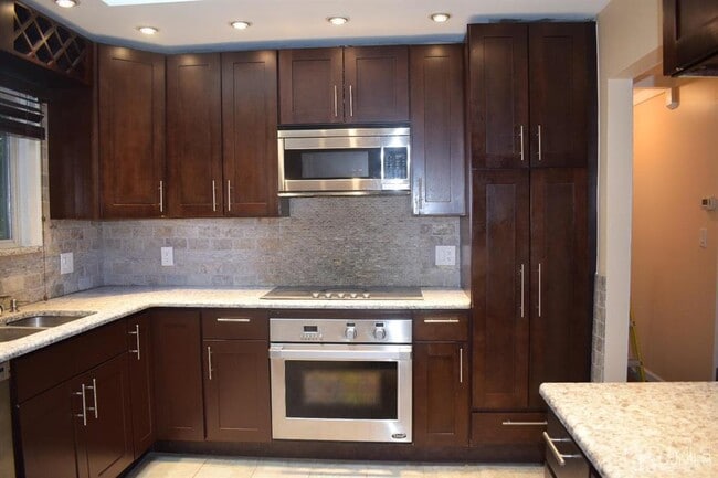 Building Photo - 13 Pinter Ln