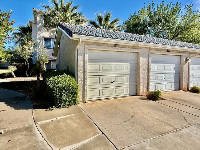 Building Photo - 1845 W Canyon View Dr