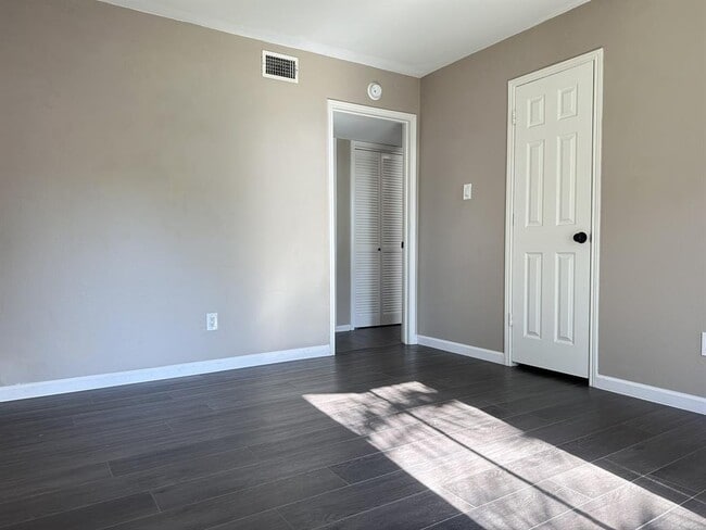 Building Photo - 20 Lakeview Village