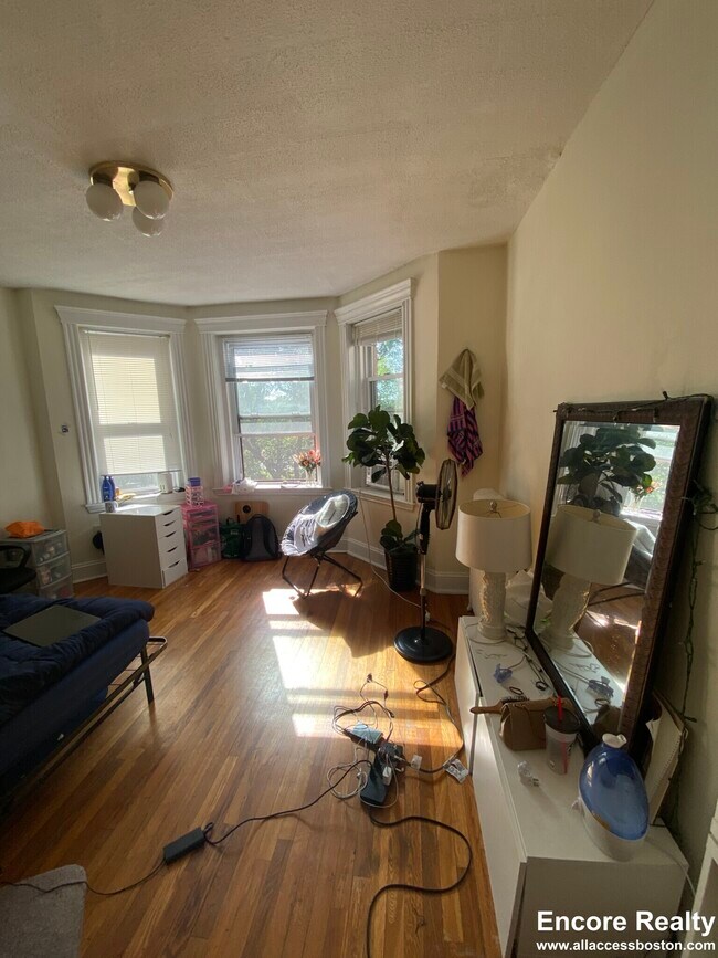 Building Photo - 364 Riverway