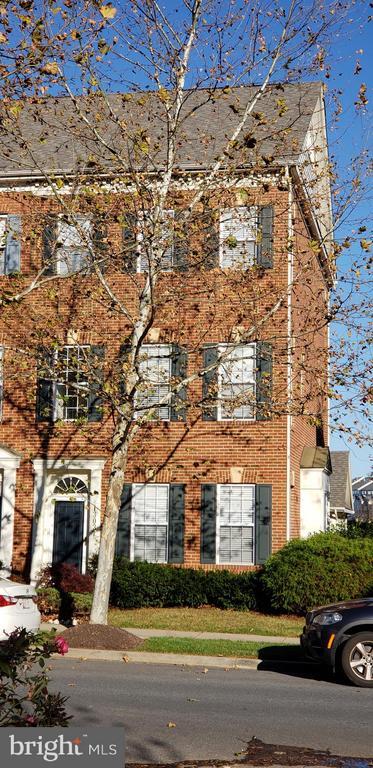 Building Photo - 13037 Town Commons Dr