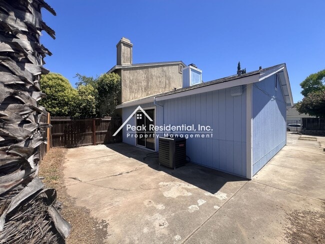 Building Photo - Spacious Updated 2bd/2ba Halfplex with 2 Car Garage