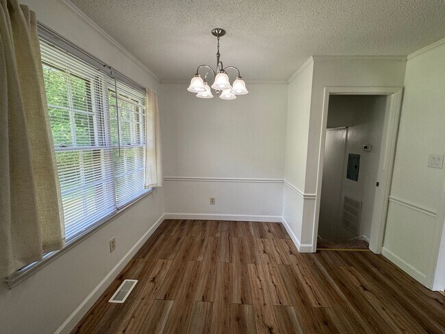 Building Photo - Move in Ready!