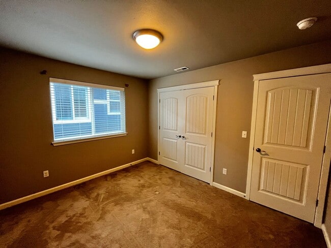 Building Photo - Large 4bed/3bath Home