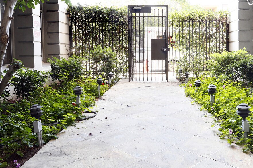 Courtyard - The Arwyn Manor