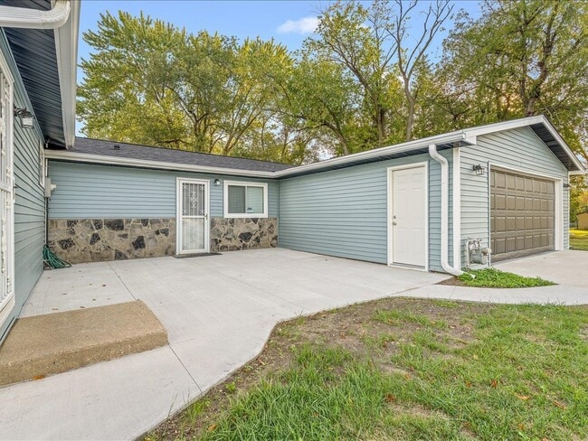 Building Photo - 2205 Clover Ave