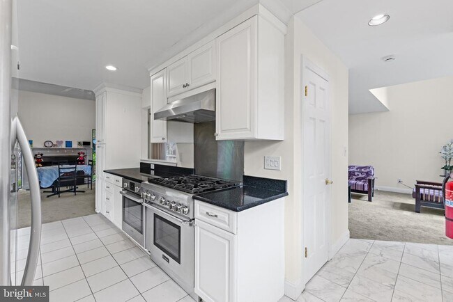Building Photo - 130 Sayre Dr