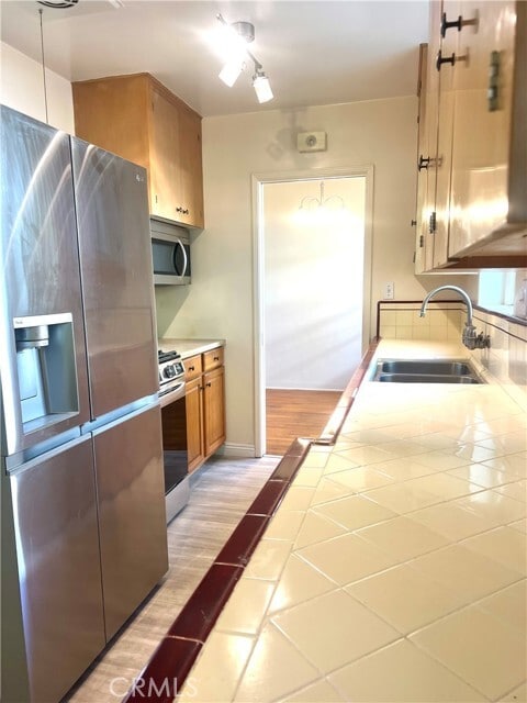 Building Photo - 810 E Tujunga Ave