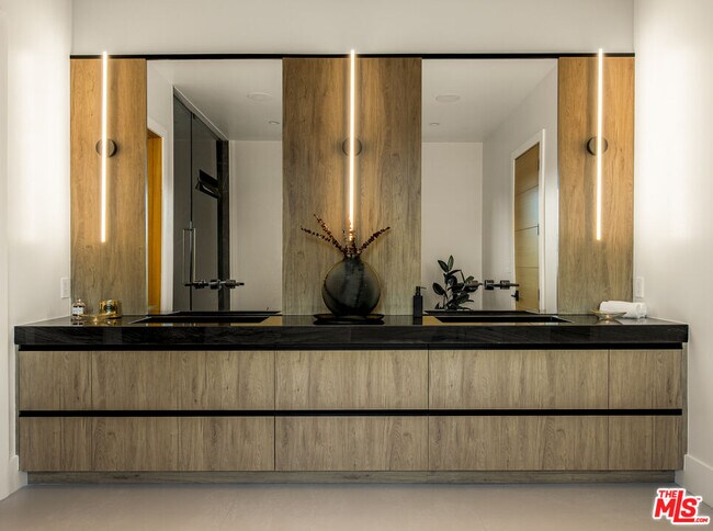 Building Photo - 17341 Amina Pl