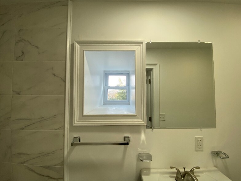 Building Photo - 301 Lilac Ln