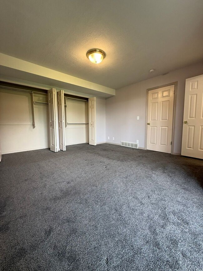 Building Photo - 370 W 4900 S
