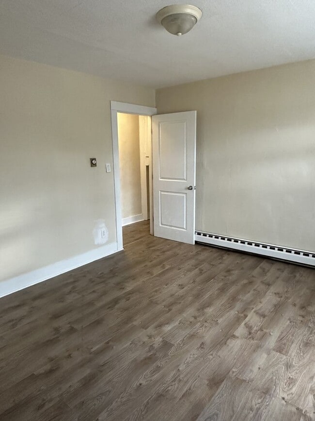 Building Photo - 160-162 Center Street