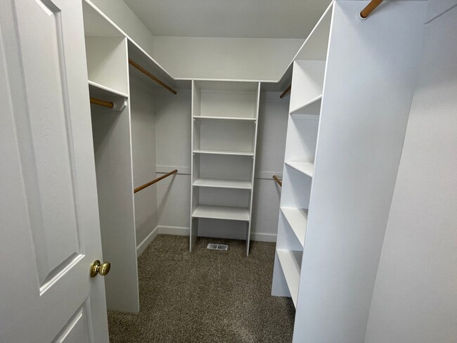 Building Photo - Lovely 3 Bed 2 Bath House in River Road Area