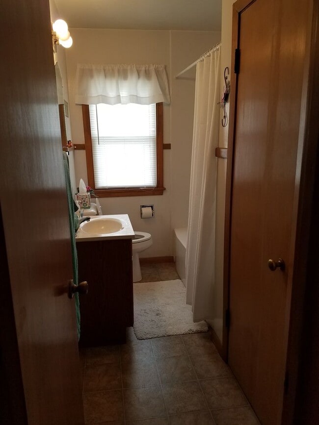 Building Photo - 2 bedroom, 1 bath house