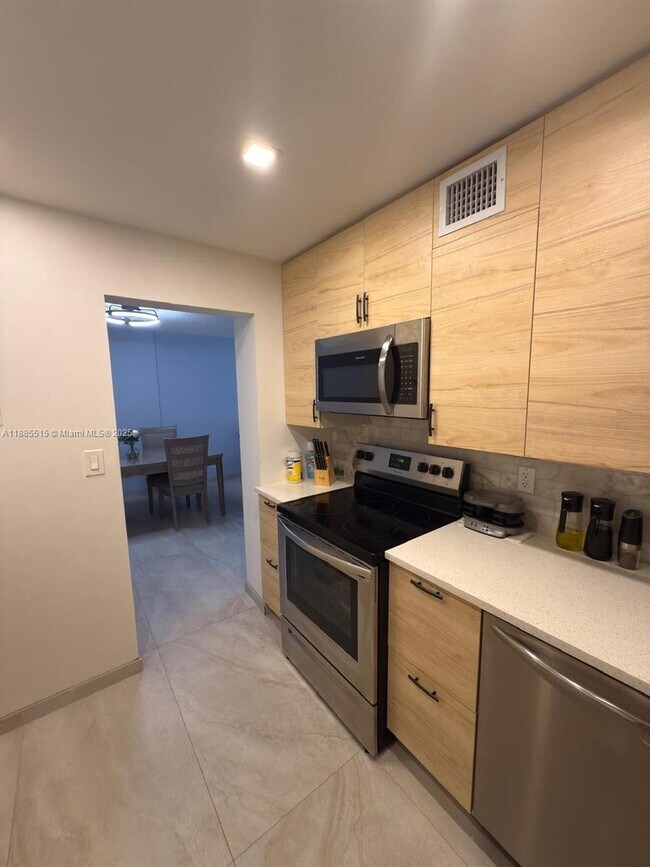 Building Photo - 3113 S Ocean Dr