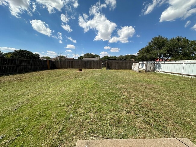 Building Photo - 3bed/2Bath Available 9/10